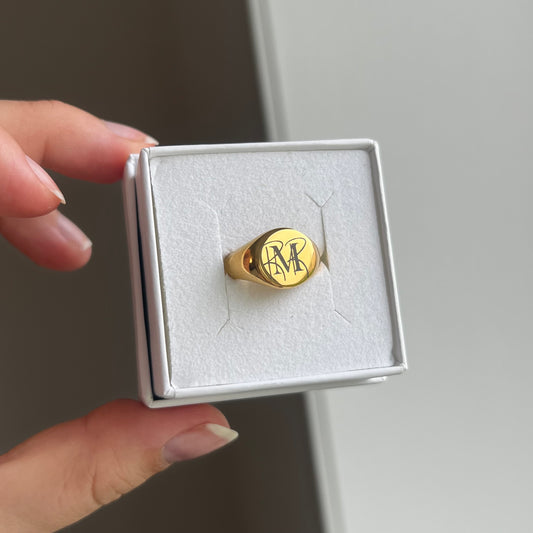 Monogram Round Signet Ring 18K Forgyldt