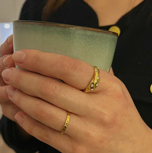 Organisk ring med hvide sten