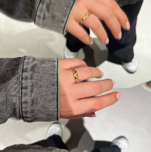 Organisk ring med hvide sten