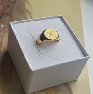 Monogram Round Signet Ring 18K Forgyldt