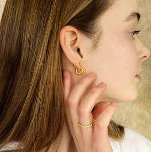Single Struktur Hoop 18K Forgyldt